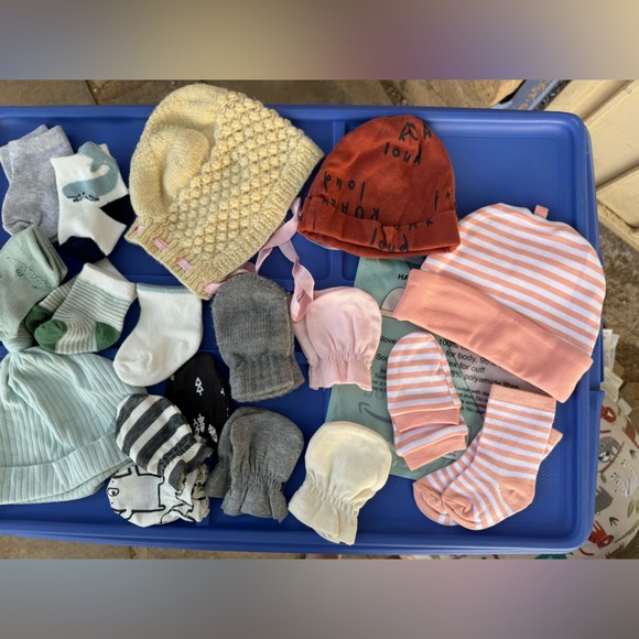 Big bundle of newborn baby socks, mittens, caps, beanies - Picture 4 of 10